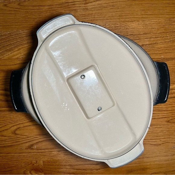 Le Creuset Vintage Futura 8 Qt Dutch Oven with Lid, Black 33 - Picture 5 of 6